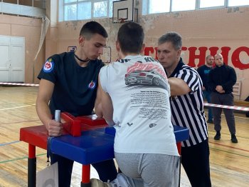 Турнир по армрестлингу.