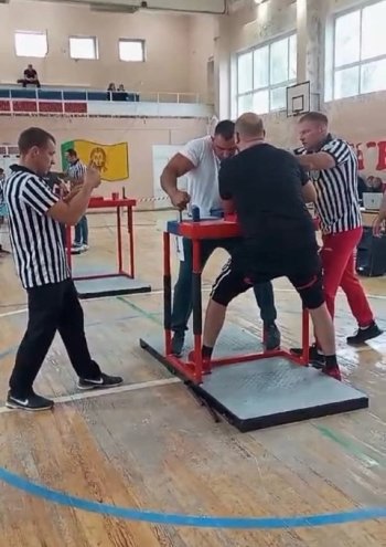 Соревнования по армрестлингу